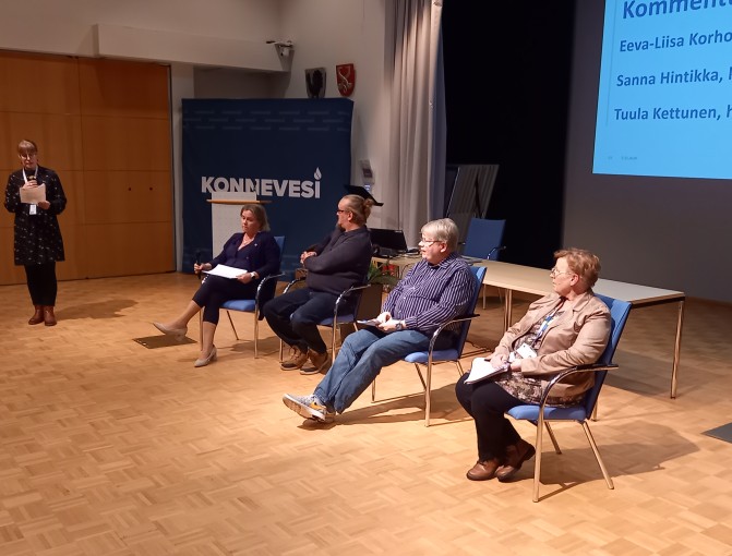 Asukastilaisuuden paneelikeskustelu