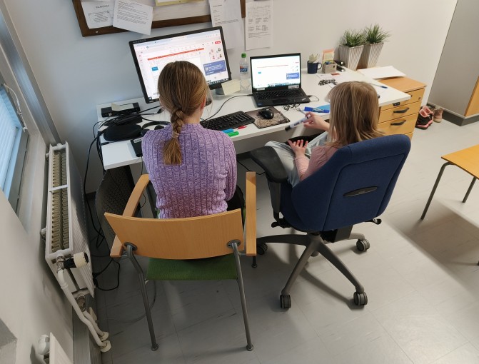 Pohjoisen ja Äänekosken alueen keskitetyssä asiakas- ja palveluohjauksessa Aada ja Iida tutustuivat palveluvastaavan työhön. 