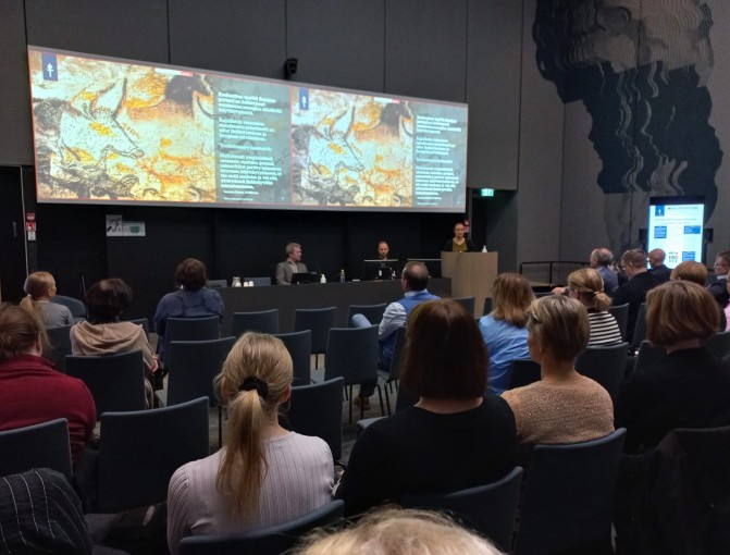 Päivän aikana yhteisprofessuurit tarjosivat monipuolisia näkökulmia tieteen ja teknologian hyödyntämiseen hyvinvointialueen toiminnassa.