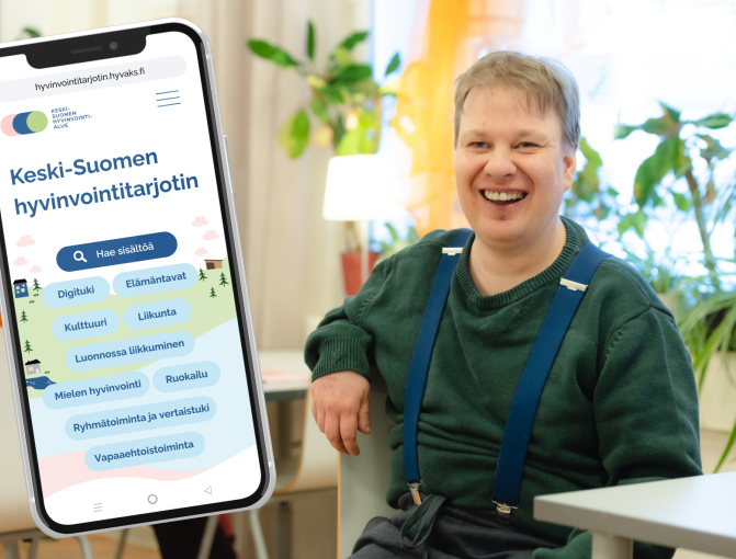 Mies katsoo iloisesti kameraan, kuvan päällä puhelimen muotoinen kortti, jossa näkyy Keski-Suomen hyvinvointitarjotin.