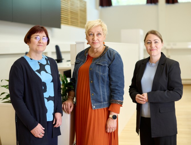 Kuvassa aluehallituksen 1. varapuheenjohtaja Lotta Ahola, puheenjohtaja Maria Kaisa Aula ja 2. varapuheenjohtaja Riikka Rantanen