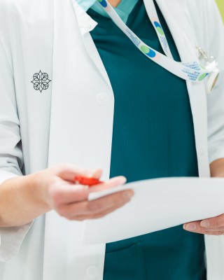 Ammattilainen pitää asiakirjaa kädessään.