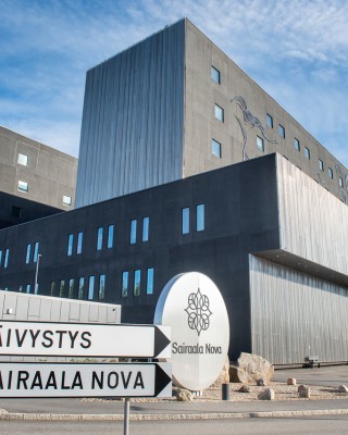 Keski-Suomen Sairaala Nova kesäpäivänä.