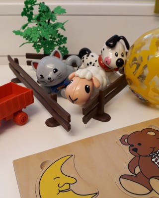 pöydän päällä on erilaisia leluja ja palapeli