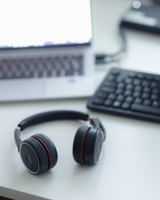 Kuulokkeet, näppäimistö ja kannettava tietokone