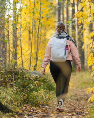 Metsäpolulla reppu selässä