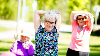 Naisia ulkoilemassa kesäilmassa.