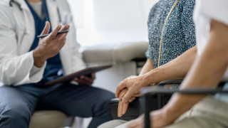 Asiakas ja sosiaali- ja terveydenhuollon ammattilainen.