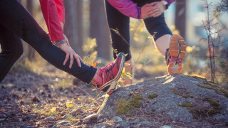 Naisia venyttelemässä ulkona.