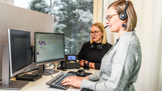 Suuhygienistit soittamassa hoidontarpeen arviointipuhelua, kuva: Johanna Sell