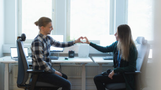 Ammattilaisten kädet muodostavat sydämen.