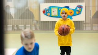 Kaksi poikaa leikkivät pallolla.