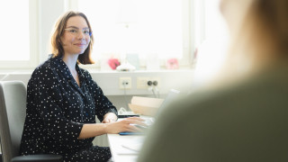 Asiakas sote-ammattilaisen vastaanotolla.