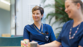 Sairaanhoitajat keskustelevat kahvihuoneessa.