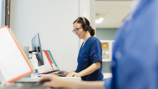 Ammattilaiset tekevät työtään tietokoneillaan.