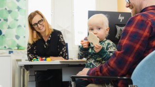 Isä ja pieni poika neuvolakäynnillä.