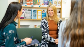 Asiakas keskustelee ammattilaisen kanssa.