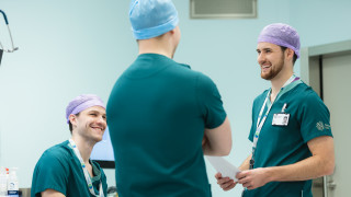 Iloiset ammattilaiset keskustelevat.