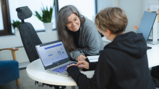 Sosiaaliohjaaja ohjaa asiakasta.