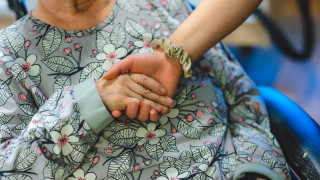 Ammattilaisen käsi asiakkaan kädessä.