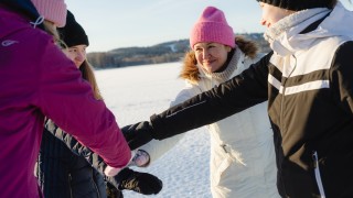 Naiset ulkoilevat jäällä ja laittavat kädet yhteen yhteisen hengen merkiksi.