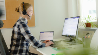 Ammattilainen työkoneella.