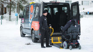 Pyörätuolia käyttävä henkilö menossa taksiin.
