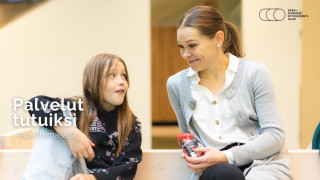 Lapsi ja aikuinen juttelevat toistensa kanssa.