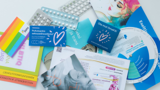 Ehkäisyvälineitä ja esitteitä pyödällä.