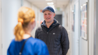 Asiakas ja sosiaali- ja terveydenhuollon ammattilainen kohtaavat ja vaihtavat ajatuksiaan. 