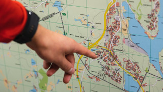 Sormi osoittamassa karttaa