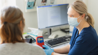 Hoitotyöntekijä mittaa potilaalta verensokeriarvon