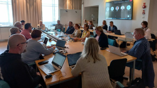 Keski-Suomen hyvinvointialueen aluehallituksen jäsenet kokoustavat. 