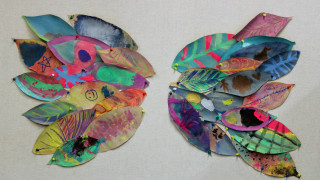 Enkelin siipien muotoinen teos symboloi kuraattorin työtä oppilaan tai opiskelijan suojelijana.