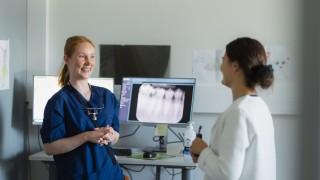 Sote-ammattilaiset keskustelevat terveysasemalla.