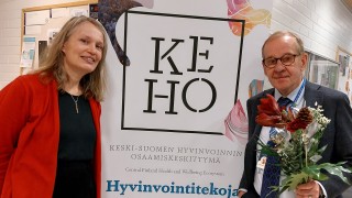 Päivi Fadjukoff ja Jukka-Pekka Mecklin KEHOn tunnuksen edessä, kuva: Tiina Riuttanen