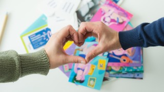 Käsillä tehty sydän ja ehkäisyvalmisteita.