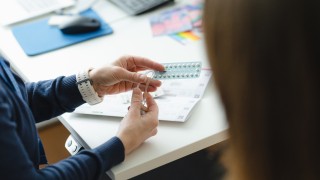 Terveydenhoitaja kertoo asiakkaalle erilaisista ehkäisymenetelmistä.
