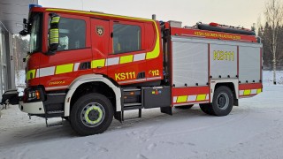 Sammutusauto paloaseman pihassa