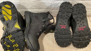 Nastakenkiä lattialla.