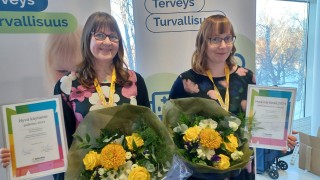 Sosiaalialan Hyvä käytäntö -kilpailun palkitut ja kunniakirjat hyvinvointialueelta.