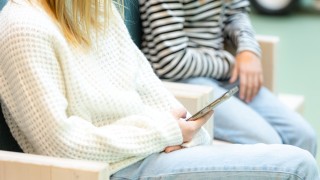 Nuori puhelin kädessä