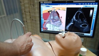 Simulaationukke makaa pöydällä ja sairaanhoitaja liikuttaa ultraäänilaitetta. Kuvaruudulla näkyy 3D-mallinnus sekä ultraäänikuva simulaationuken sydämestä.