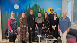 Lasten, nuorten ja perheiden lautakunnan jäseniä vierailulla Kuokkalan perhekeskuksessa.