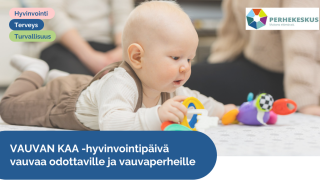 Vauvan kaa -tapahtuma, vauva leikkii lattialla.