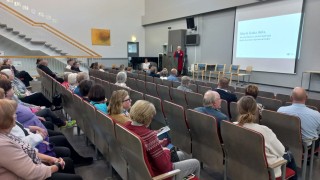 Maria Kaisa Aula avasi Keski-Suomen hyvinvointialueen aluehallituksen asukastilaisuuden Joutsassa.