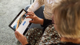 Ikääntynyt henkilö verkkoasioinnissa tablet-laitteella