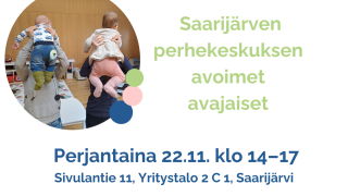 Kaksi aikuista nostaa vauvat ilmaan.