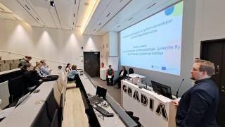 Ihmisiä auditoriossa.