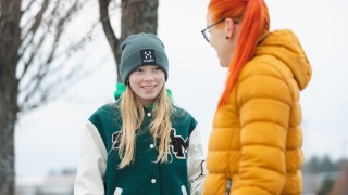 Nuori ja aikuinen juttelevat.